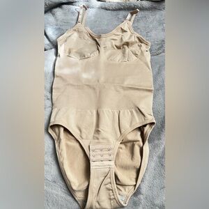 Hey shape NWOT Beige Shapewear Bodysuit MEDIUM